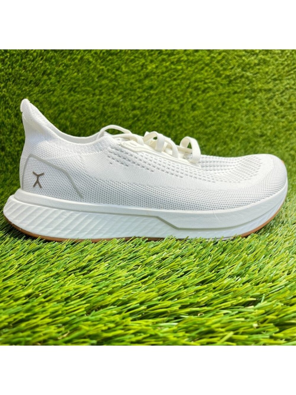 Flux Adapt Runner White Gum Womens Size 8.5 Mens Size 7 Running Walking Shoes